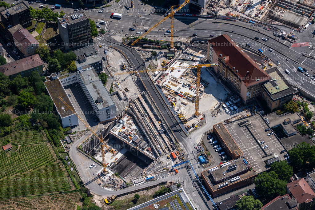4034648 | STUTTGART 22.07.2020 Baustelle mit Tunnelführungsarbeiten für die Streckenführung und den Verlauf des Gebäudes der Ehemalige Bahndirektion S21 zwischen Heilbronner und Jägerstraße in Stuttgart im Bundesland Baden-Württemberg, Deutschland. Weiterführende Informationen bei: CA Immo Deutschland GmbH,  Competo Capital Partners GmbH,  Eberspächer GmbH,  Ed. Züblin AG,  W2 Development GmbH. // Construction site with tunnel guide for the route of Gebaeuof of Ehemalige Bahndirektion S21 in Stuttgart in the state Baden-Wurttemberg, Germany. Further information at: CA Immo Deutschland GmbH,  Competo Capital Partners GmbH,  Eberspaecher GmbH,  Ed. Zueblin AG,  W2 Development GmbH. Foto: Gerhard Launer