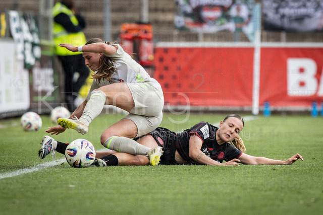 Frauen Fußball-Bundesliga; Bayer 04 Leverkusen - Werder Bremen, 17.05.2026 | LEVERKUSEN, 17.05.2026 - Estrella Marino Gonzales (Bayer 04 Leverkusen, 10) und Chiara d'Angelo (Werder Bremen, 2) im Zweikampf während der Begegnung Bayer 04 Leverkusen - Werder Bremen an Spieltag 26 der Google Pixel Frauen-Bundesliga am 17.05.2026 im Ulrich-Haberland-Stadion in Leverkusen (Nordrhein-Westfalen). DFL REGULATIONS PROHIBIT ANY USE OF PHOTOGRAPHS AS IMAGE SEQUENCES AND/OR QUASI-VIDEO.