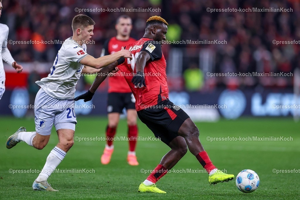 Lev02022502179 | 02.02.2025, Fußball, Bayer 04 Leverkusen - TSG 1899 Hoffenheim, 1. Fußball Bundesliga, 20. Spieltag, BayArena, Saison 2024 2025: Finn Ole Becker (Hoffenheim #20) im Zweikampf gegen Victor Boniface (Bayer04 Leverkusen #22)DFB regulations prohibit any use of photographs as image sequences and or quasi-video.