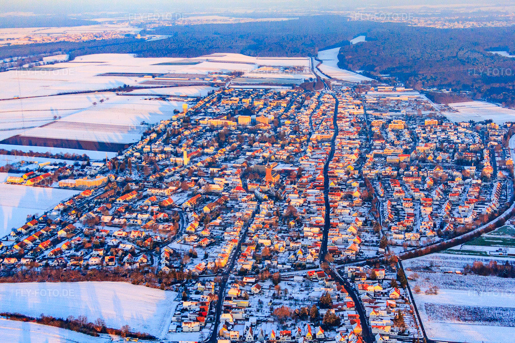Luftbild: Stadtübersicht aus Westen im Winter bei Schnee in Kandel im Bundesland Rheinland-Pfalz in Deutschland. Foto: IMG_54786.jpg vom 08.12.2012 durch Werner Riehm/FLY-FOTO.de