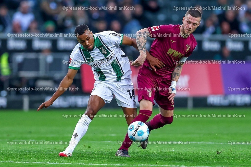 BMG21022501085 | 22.02.2025, Fußball, Borussia Mönchengladbach - FC Augsburg, 1. Fußball Bundesliga, Borussia-Park, Saison 2024 2025: Alassane Plea (Mönchengl. #14) im Zweikampf gegen Jeffrey Gouweleeuw (FC Augsburg #6) DFB regulations prohibit any use of photographs as image sequences and or quasi-video.