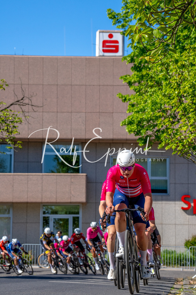 Spurt in den Mai 2026 - Großer Preis der Sparkasse Neuss | Annual one-day road cycling race "Großer Preis der Sparkasse Neuss" held in Büttgen, Germany, organized by VfR Büttgen 1912 e.V. The event features multiple races across all age categories from U11 youth to Elite men. - Realisiert mit Pictrs.com