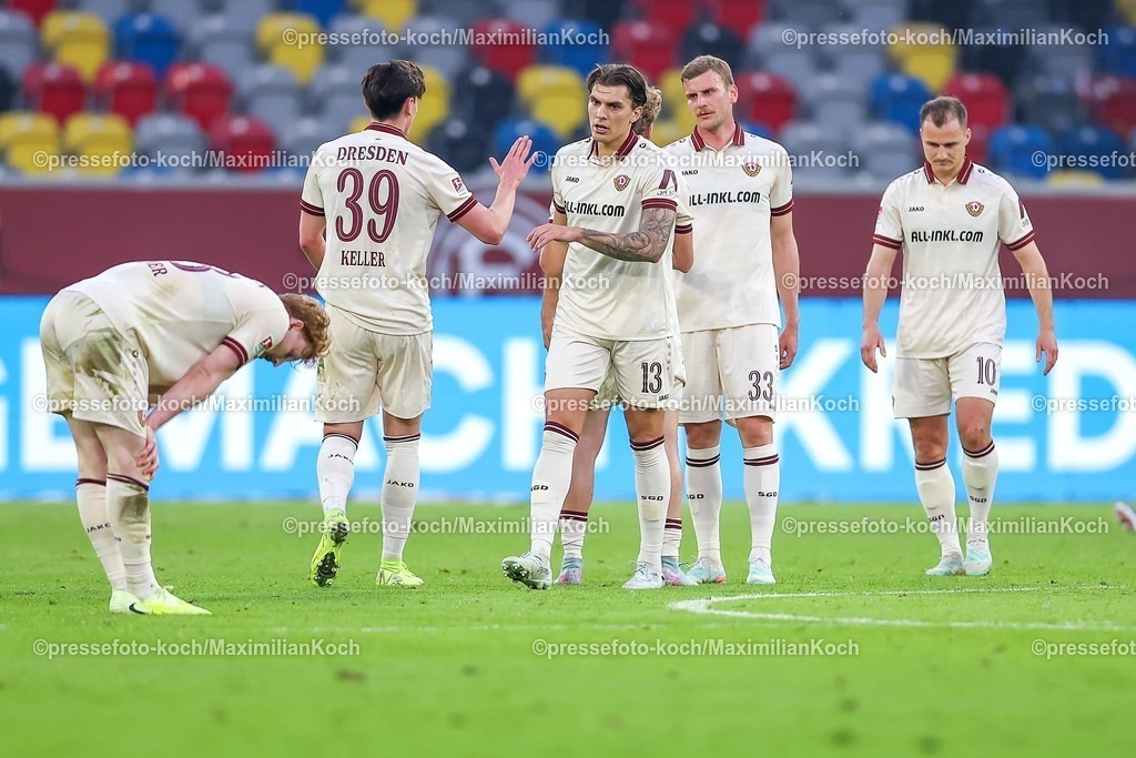 F9524042601084 | 24.04.2026, Fußball, Fortuna Düsseldorf - SC Dynamo Dresden, 2. Fußball Bundesliga, Herren, Merkur Spiel-Arena, 31. Spieltag, Saison 2025 2026: Robert Wagner (Dynamo Dresden #19) Julian Pauli (Dynamo Dresden #13) Thomas Keller (Dynamo Dresden #39) Luca Herrmann (Dynamo Dresden #08) enttäuscht Enttäuschung nach der 0:3 Niederlager  DFB regulations prohibit any use of photographs as image sequences and or quasi-video.