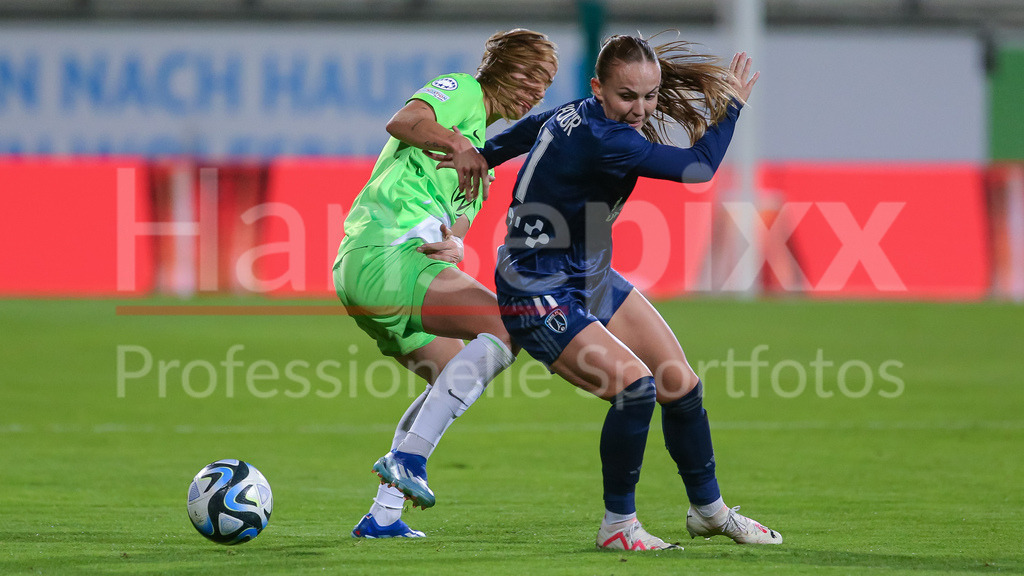 Fussball, UEFA Womens Champions League, VfL Wolfsburg - Paris FC | v.li.: Lynn Wilms (VfL Wolfsburg, 2) und Julie Dufour (Paris FC, 11) im Zweikampf, Duell, Dynamik, Aktion, Action, Spielszene