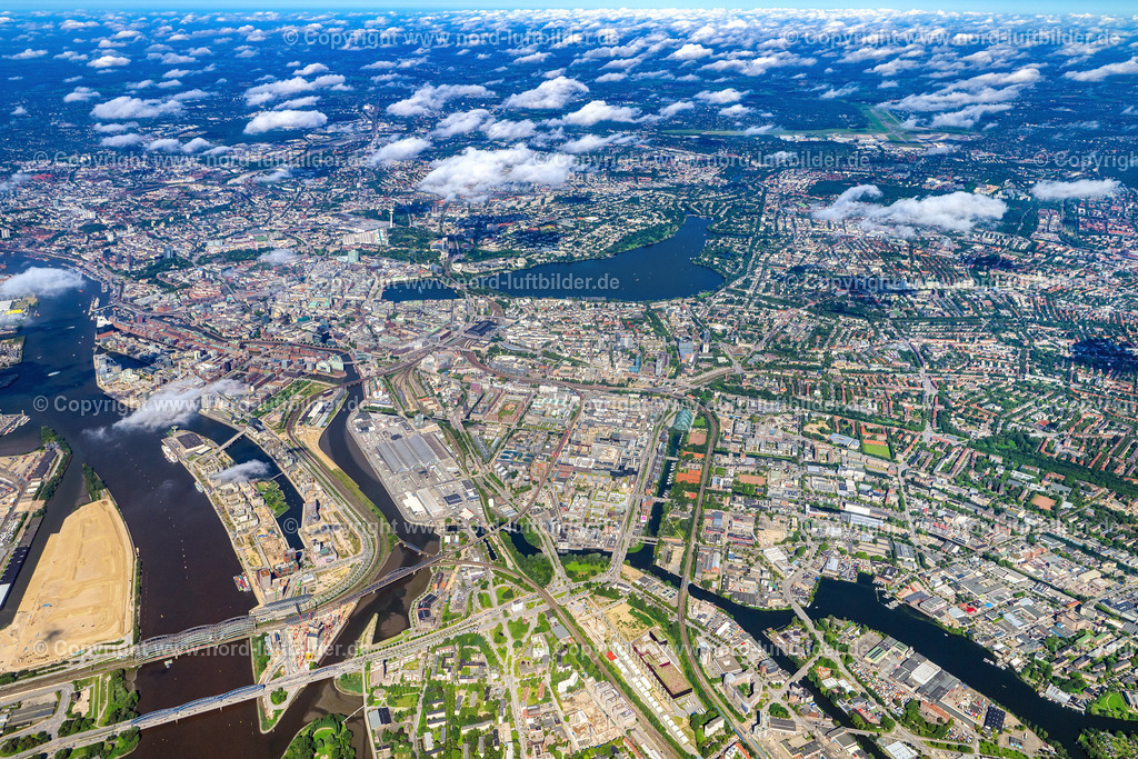Hamburg_Mitte_Hoch_ELS_0208200823 | HAMBURG 20.08.2023 Stadtzentrum im Innenstadtbereich am Ufer der Alster im Ortsteil Altstadt in Hamburg, Deutschland. // The city center in the downtown area on lake side of Alster in the district Altstadt in Hamburg, Germany. Foto: Martin Elsen