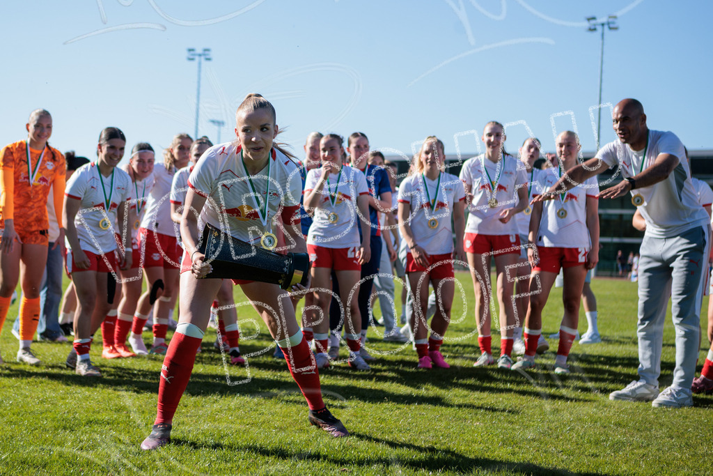 Gipfeltreffen der Frauen: Finale um den Sachsenlotto Landespokal 2026 | Am 1. Mai 2026 trafen im Endspiel des Sachsenlotto Landespokals die Frauen des Chemnitzer FC und die zweite Mannschaft von RasenBallsport Leipzig aufeinander. Vor stimmungsvoller Kulisse kämpften beide Teams ab 15:00 Uhr um die begehrte Trophäe des sächsischen Fußballs. Diese Galerie zeigt die Highlights, packende Zweikämpfe und die emotionalsten Momente des Finaltags. - Realisiert mit Pictrs.com