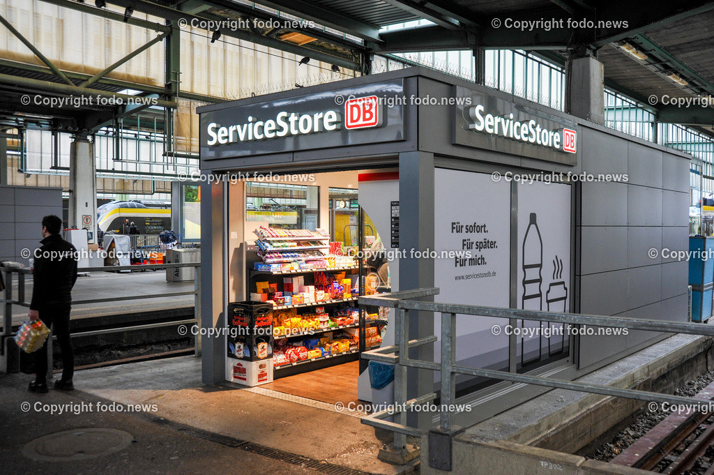 Deutschland_ Baden-Wuerttemberg_ Stuttgart_ 04.01.2025-5 | 04.01.2025, Deutschland, GER, Baden-Wuerttemberg, Stuttgart, im Bild Themenbild, Service Store, Kiosk, Snacks, Getraenke, Coffe to Go, Fastfood, Verkauf, Bahnhof, Bahnsteig, Reise, Reisende, Menschen, Deutsche Bahn, Stadtansichten, Feature, Symbolbild