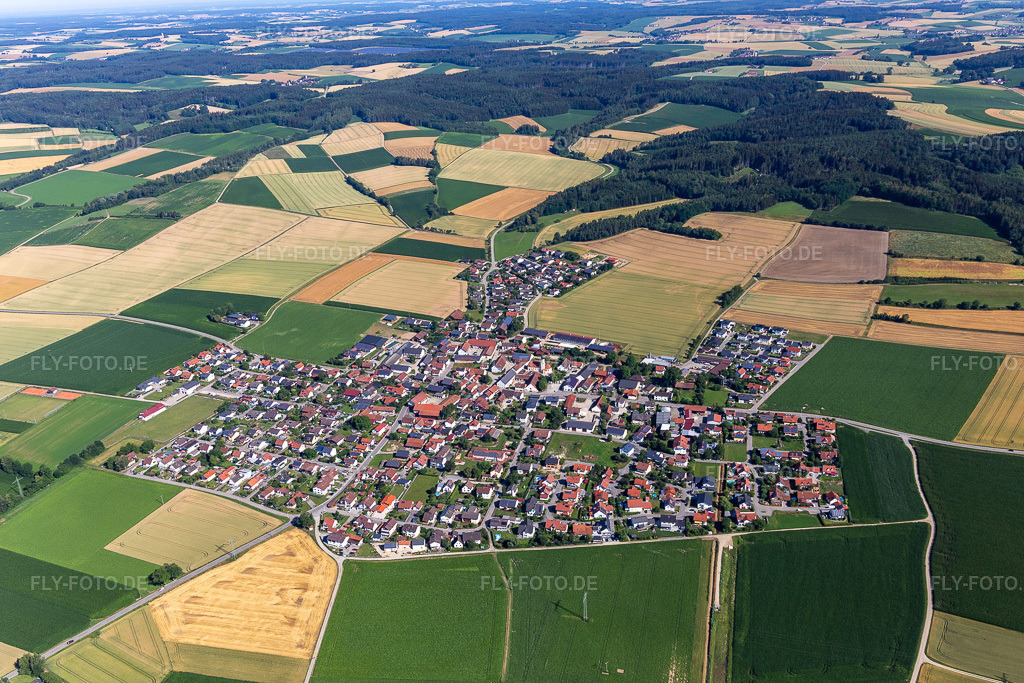Luftbild: Dornwang im Ortsteil Dornwang in Moosthenning im Bundesland Bayern in Deutschland. – Foto: IMG_133159.jpg vom 03.07.2022 durch Werner Riehm/FLY-FOTO.de – Auflösung des Originals: 5472 x 3648 px – Gemeinde Moosthenning