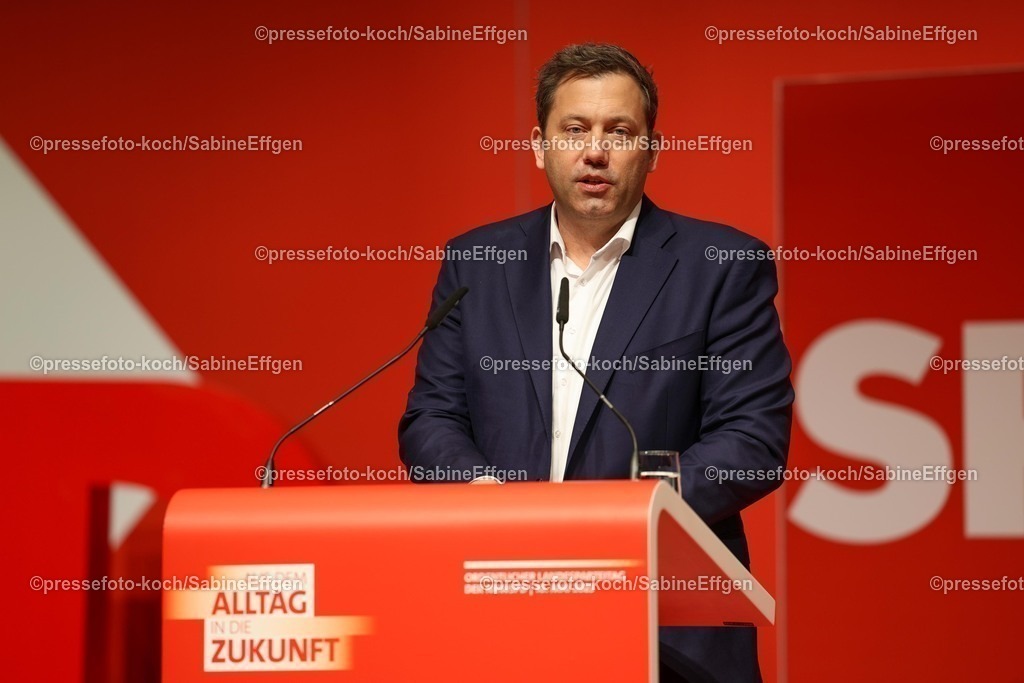 xSEF10052501015 | 10.05.2025, xsefx, Rede des Vizekanzlers und Finanzministers Lars Klingbeil auf dem Landsparteitag der NRWSPD 2025 in der Mercatorhalle in Duisburg mit dem Motto - Aus dem Alltag in die Zukunft