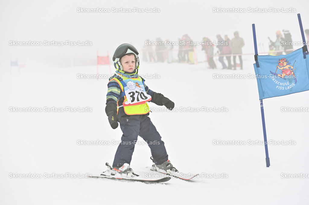 SRF_20.02.2026_0095 | Skirennfotos,Serfaus,Fiss,Ladis,Kinderskirennen,Winter,Tirol,Oberland,skirace,SFL,feelfree,weil wir's genießen,ski,Ski,skifahren,Sonnenplateau, - Realisiert mit Pictrs.com