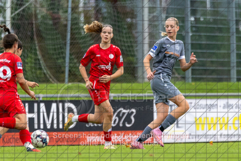 20251004_141808_0180 | #,1.FC Donzdorf (rot) vs. FC Freiburg-St. Georgen (grau), Fussball, EnBW-Oberliga B -Juniorinnen, 04. Spieltag, Saison 2025/2026, Rasenplatz, Lautertal Stadion, Süßener Straße 16, 73072 Donzdorf, 04.10.2025 - 14:00 Uhr,Foto: PhotoPeet-Sportfotografie/Peter Harich