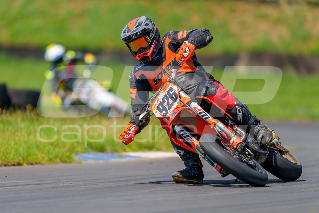 G-Cup + Supermoto Staatsmeisterschaft + Hungarian Supermoto Championship | GRIPcapture steht für authentische Sportfotografie in Österreich – für Momente, die mehr sind als Geschwindigkeit oder Ergebnis. Es geht um Emotion, Spannung, Fokus und den Augenblick, der oft nur einen Wimpernschlag dauert.Ob Motorsport, Teamsport oder 