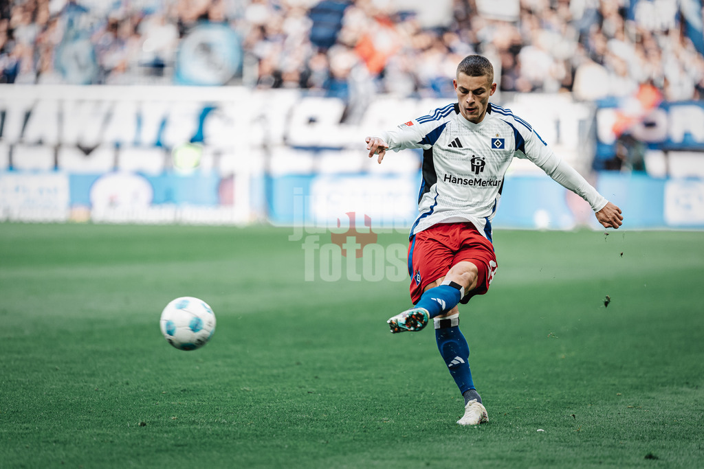 Fußball | Männer | Saison 2024/2025 | 2. Fußball-Bundesliga | 11. Spieltag | Hamburger SV vs. 1. FC Nürnberg | 03.11.2024 | Miro Muheim (#28, HSV) beim Freistoss