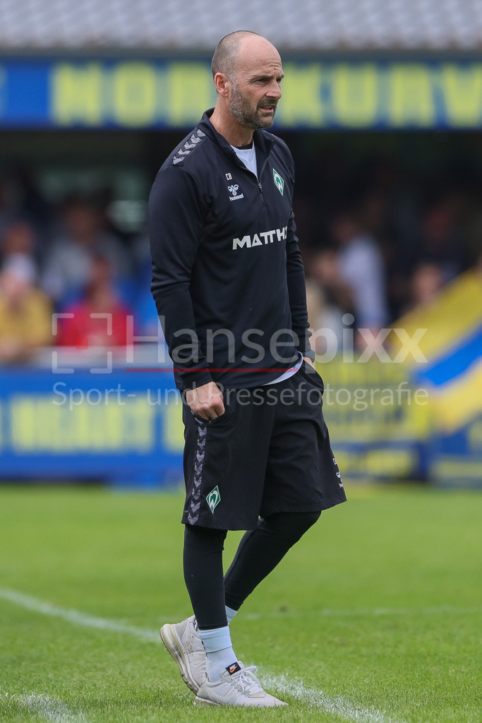 Fussball, Relegation Regionalliga Nord, SV Werder Bremen II - Holstein Kiel II | v.li.: Christian Brand (Trainer, SV Werder Bremen II)
