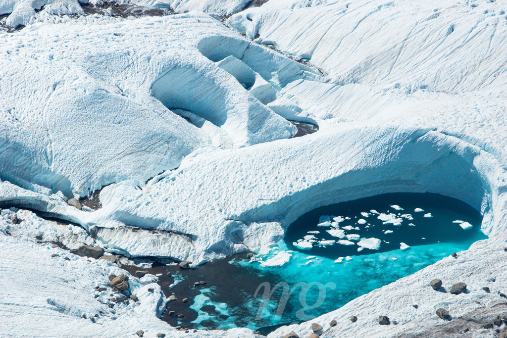 glacial lagoon with melt water and ice bergs at Gornergletscher | Die ideale Geschenkidee für Naturliebhaber. Naturbilder von Marcel Gross Photography für ihr Zuhause in den verschiedensten Formaten und Materialien. - Realisiert mit Pictrs.com