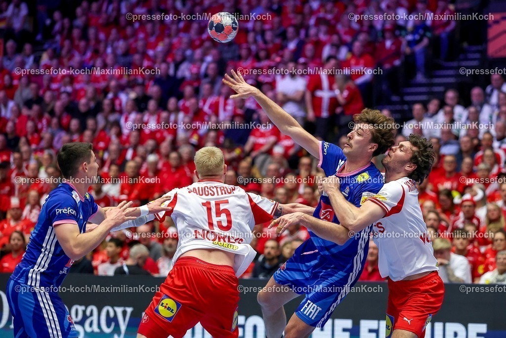 EHF22012603097 | 22.01.2026, Handball, Men's EHF EURO 2026, Frankreich - Dänemark, Jyske Bank Boxen in Herning, Dänemark, Main Round:  Thibaud Briet (France #39) im Zweikampf gegen   Magnus Saugstrup Jensen (Denmark #15)  Niclas Vest Kirkelokke (Denmark #03)