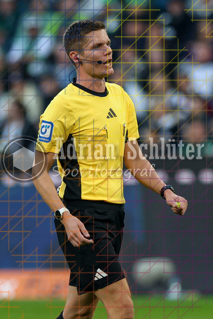 Borussia Mönchengladbach vs Eintracht Frankfurt - Bundesliga  | Mönchengladbach, Deutschland, 27.09.25:   Schiedsrichter Dr. Florian Exner schaut  waehrend des Spiels der Bundesliga zwischen Borussia Mönchengladbach vs Eintracht Frankfurt im Stadion im Borussia Park(Foto von Brauer-Fotoagentur / Adrian Schlueter)