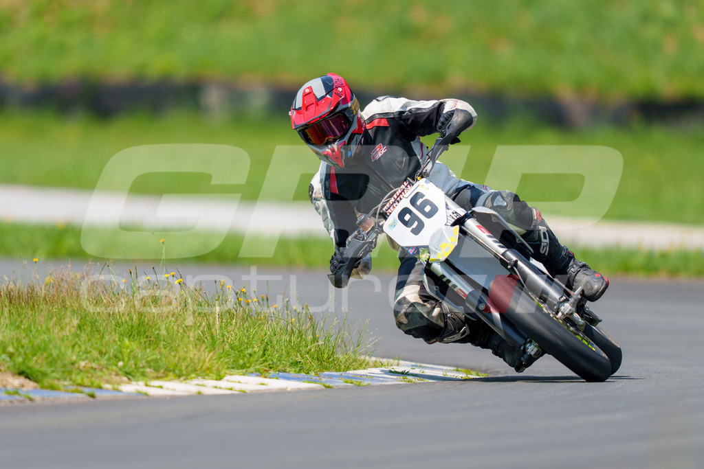G-Cup + Supermoto Staatsmeisterschaft + Hungarian Supermoto Championship | GRIPcapture steht für authentische Sportfotografie in Österreich – für Momente, die mehr sind als Geschwindigkeit oder Ergebnis. Es geht um Emotion, Spannung, Fokus und den Augenblick, der oft nur einen Wimpernschlag dauert.Ob Motorsport, Teamsport oder 
