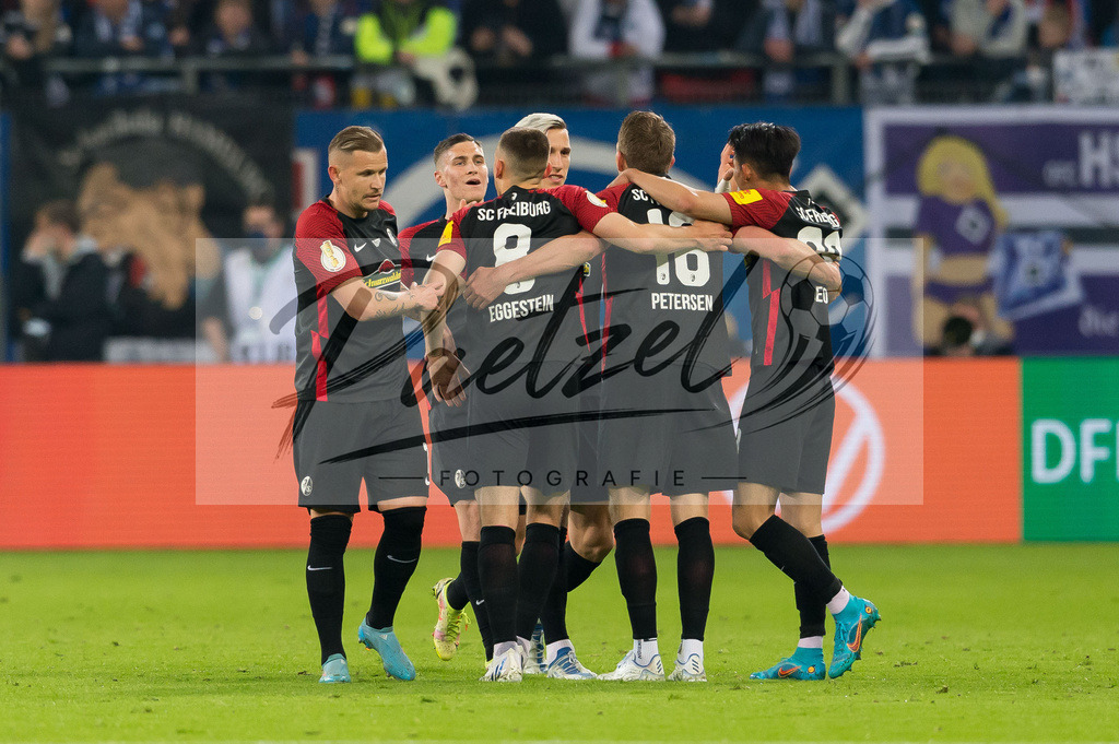 HSVSCF20220419_079 | Fussball, Herren: Nils Petersen (SC Freiburg) Torjubel, jubelt mit seiner Mannschaft nach dem Treffer zum 0:1 beim DFB-Pokal-Halbfinalspiel zwischen Hamburger SV und SC Freiburg im Volksparkstadion am 19.04.2022 in Hamburg, Deutschland.DFB / DFL REGULATIONS PROHIBIT ANY USE OF PHOTOGRAPHS AS IMAGE SEQUENCES AND/OR QUASI-VIDEO. - Realisiert mit Pictrs.com