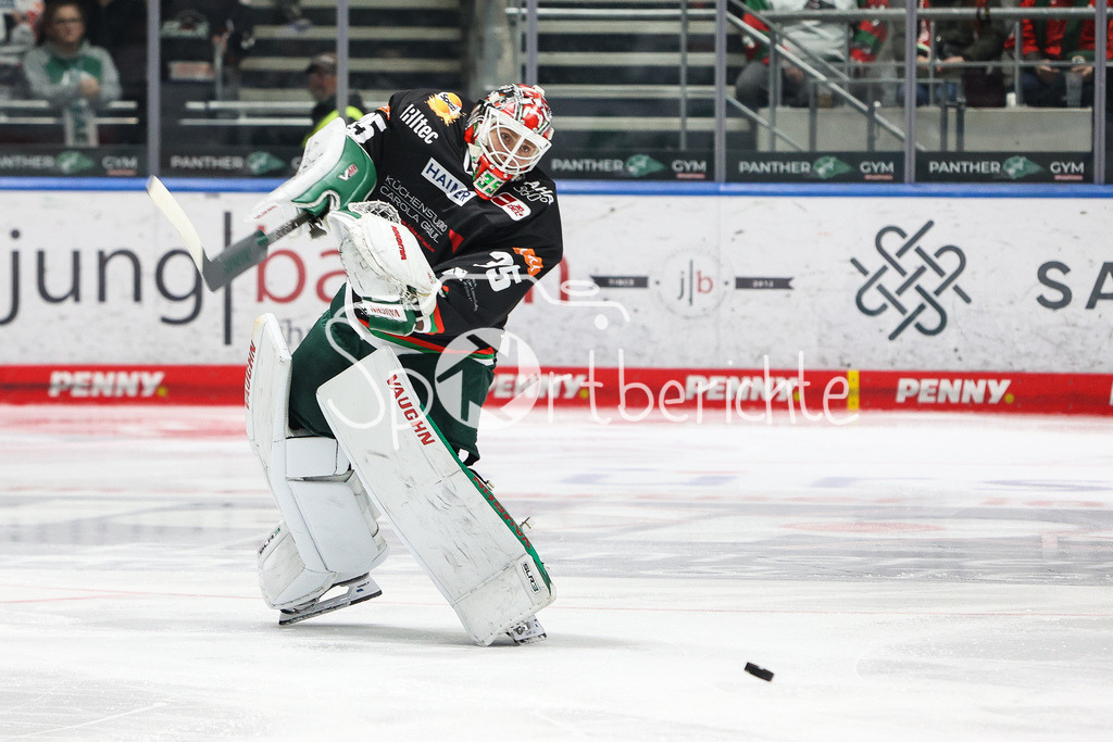 Augsburger Panther - ERC Ingolstadt | Markus KELLER (AEV #35) am Puck / Freisteller / Einzelfoto