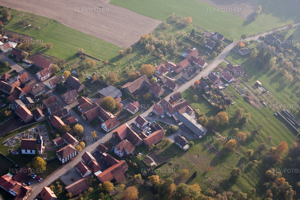 Vue aérienne: Église au centre du village à Mattstall dans le département Bas Rhin, France – .Photo: IMG_54088.jpg prise le 21/10/2012 par Werner Riehm/FLY-FOTO.eu – Résolution de l'original: 4473 x 2982 px