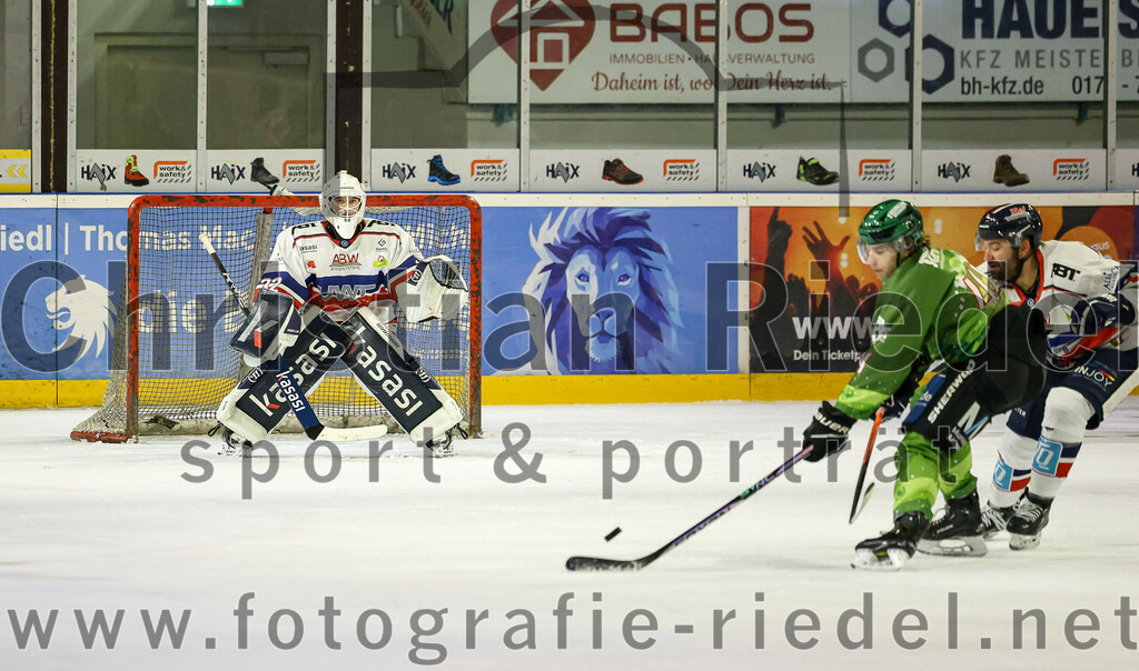 2023-12-17_057_TSV_Erding_gegen_ESC_Kempten | Erding, Deutschland, 17.12.2023:
Eishockey, Bayernliga Vorrunde 2023 / 2024, 18. Spieltag, TSV Erding gegen ESC Kempten, Endergebnis: 5:1

Torwart Luca Mayer (ESC Kempten, #32), Paul Wallek (Erding Gladiators, #44)

Foto: Christian Riedel / fotografie-riedel.net