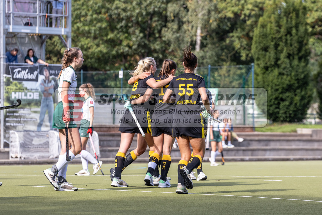 MJ_01.10.2023_F_UHTC-HTHC-38 | Laura Saenger (Harvestehuder THC #8), Fenja Poppe (Harvestehuder THC #12) &amp; Isabel von Gersum (Harvestehuder THC #55), Uhlenhorst Mülheim - Harvestehuder THC am 1.10.2023 im Waldstadion, Mülheim a. d. Ruhr