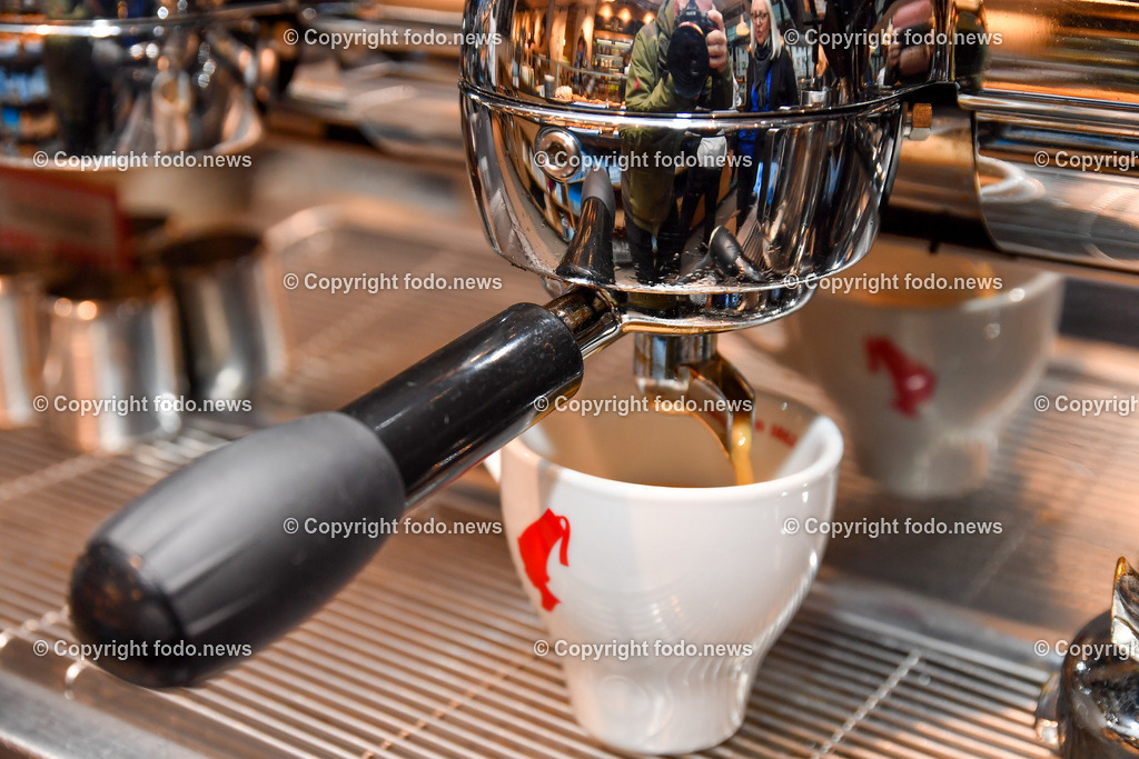 Resch und Frisch_ Coffee to Go_ 09.12.2022-8 | 09.12.2022, Wels, AUT, Resch und Frisch, Coffee to Go, im Bild Zubereitung eines Kaffee mit einer Siebtraegermaschine