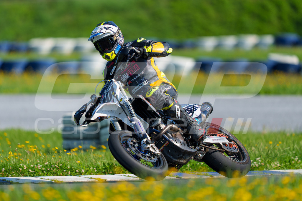 SuperMoto_Staatsmeisterschaft_Greinbach_099 | GRIPcapture steht für authentische Sportfotografie in Österreich – für Momente, die mehr sind als Geschwindigkeit oder Ergebnis. Es geht um Emotion, Spannung, Fokus und den Augenblick, der oft nur einen Wimpernschlag dauert.Ob Motorsport, Teamsport oder 