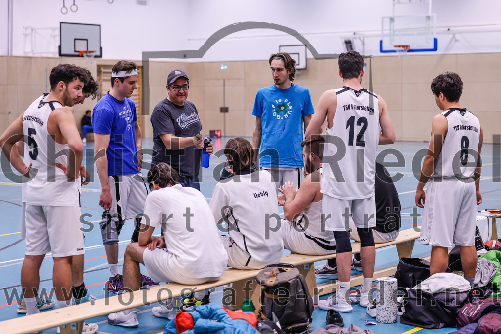 2022-04-03_006_TSV_Vaterstetten_gegen_SV_Weissblau-Allianz_Muenchen | Vaterstetten, Deutschland, 03.04.2022:
Basketball, Bezirksoberliga Herren 2021 / 2022, 14. Spieltag, TSV Vaterstetten gegen SV Weißblau-Allianz München, Endergebnis: 86:54

Jonathan Andre (TSV Vaterstetten, #5), Trainer Daniel Paz (TSV Vaterstetten), Maximilian Metzger (TSV Vaterstetten, #12), Benicio Trinidad Paz (TSV Vaterstetten, #8)

Foto: Christian Riedel / fotografie-riedel.net