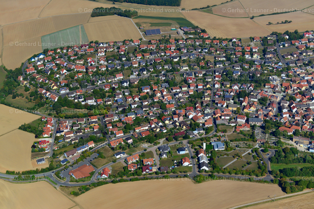 3650566 | EISINGEN 13.09.2016 Stadtgebiet mit Außenbezirken und Innenstadtbereich am Rand von landwirtschaftlichen Feldern und Ackerflächen in Eisingen im Bundesland Bayern, Deutschland // Urban area with outskirts and inner city area on the edge of agricultural fields and arable land in Eisingen in the state Bavaria, Germany Foto: Gerhard Launer