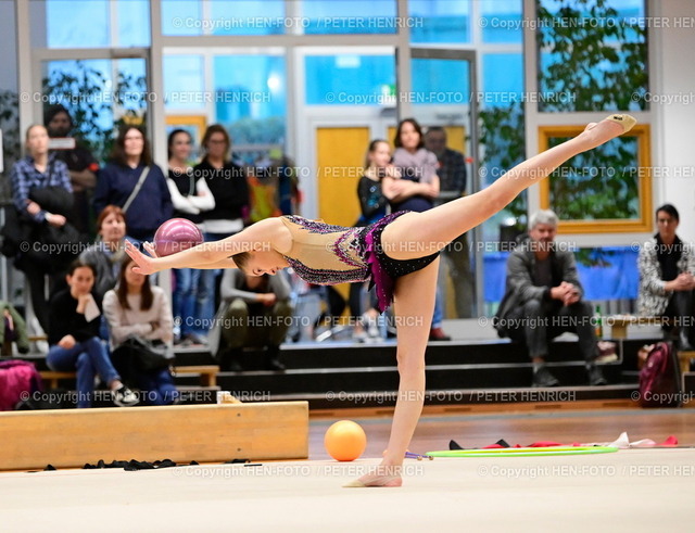 20230218-3923-rsg-ora-HENFOTO | 18.02.2023 Rhythmische Sportgymnastik Winter-Cup bei TV Ober-Ramstadt FWK Nele Reinhardt TV Ober-Ramstadt mit Ball (1.) Siegerin Gewinnerin FWK (Foto: Peter Henrich) - Realisiert mit Pictrs.com