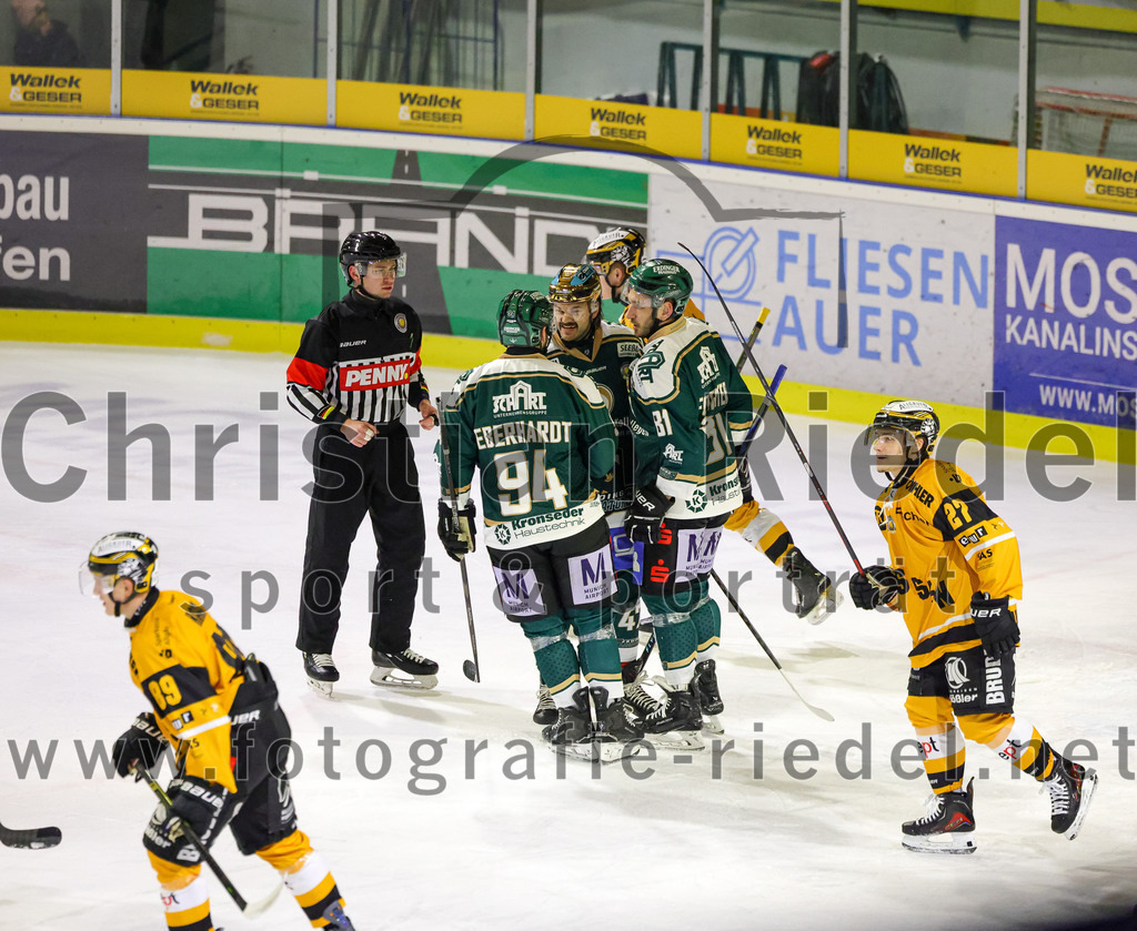 2026-02-27_067_TSV_Erding_gegen_EV_Fuessen | Erding, Deutschland, 27.02.2026:Eishockey, Oberliga Süd 2025 / 2026, 51. Spieltag, TSV Erding gegen EV Füssen, Endergebnis: 2:4Markus Eberhardt (Erding Gladiators, #94), Marco Pfleger (Erding Gladiators, #47), Maximilian Forster (Erding Gladiators, #81), Jakob Peukert (EV Füssen, #27)Foto: Christian Riedel / fotografie-riedel.net