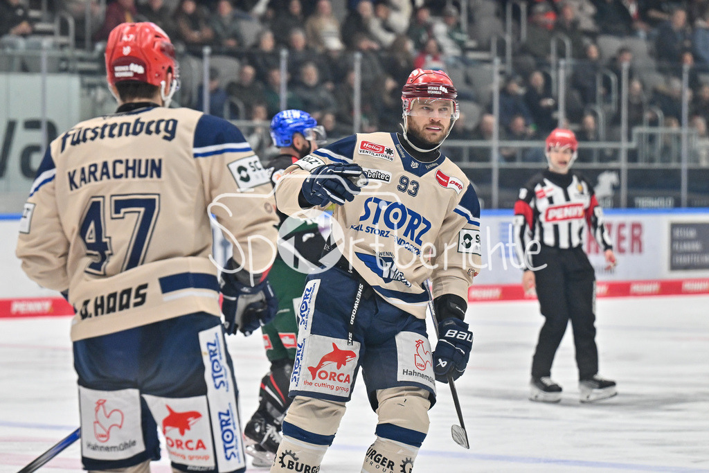 Augsburger Panther - Schwenninger Wild Wings | Jubel der Gaeste nach dem Treffer zum 0-3 durch Benjamin MARSHALL (Schwenninger Wild Wings 54) / Happy / Tor / Freude / torschuetze / DEL: Augsburger Panther - Schwenninger Wild Wings, Curt Frenzel Stadion am 24.01.2025