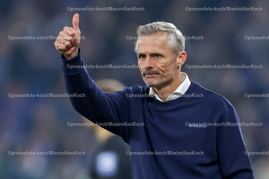 Schalke29112401055 | 29.11.2024, Fußball, FC Schalke 04 - 1. FC Kaiserslautern, 2. Fußball Bundesliga, Veltins-Arena Gelsenkirchen, Saison 2024 2025: Trainer Kees van Wonderen (S04 Cheftrainer) steht gestikulierend am Spielfeldrand - Daumen nach Oben Zufrieden DFB regulations prohibit any use of photographs as image sequences and or quasi-video.