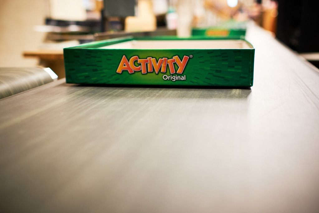 Piatnik Activity auf dem Fliessband zur Befüllung | Wien, Austria - April 07, 2021: Piatnik &amp; Söhne Spieleverlag; Piatnik Activity auf dem Fliessband zur Befüllung. - Realisiert mit Pictrs.com