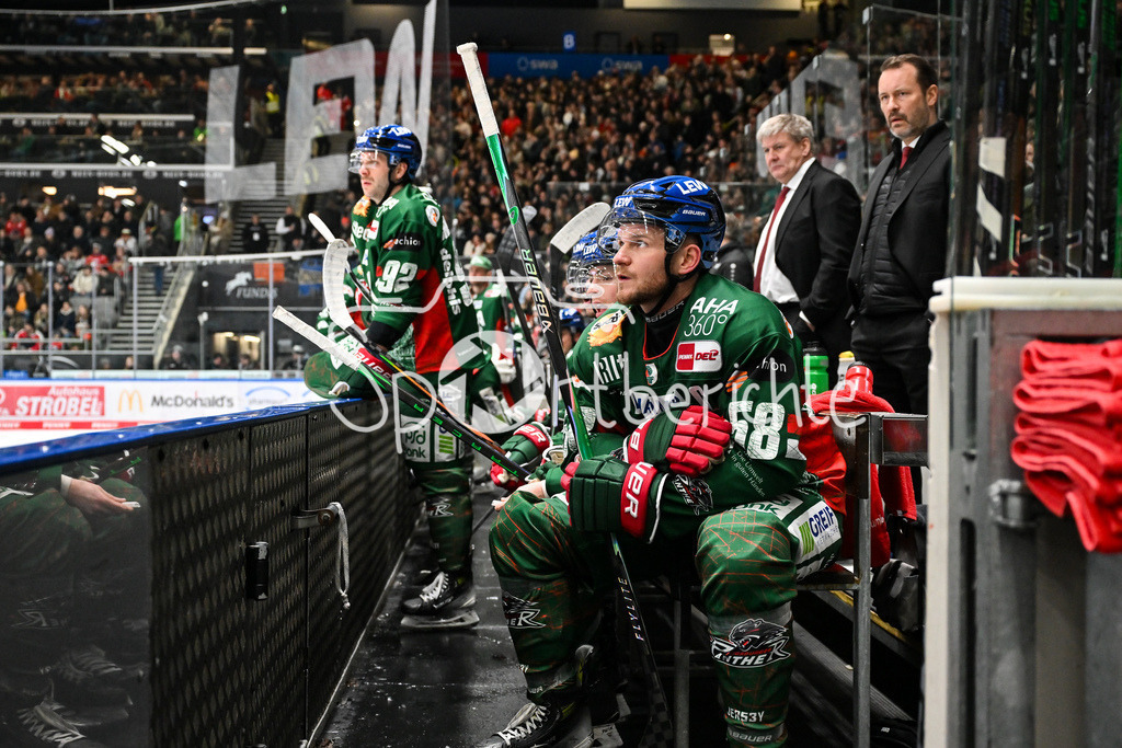 Augsburger Panther - Löwen Frankfurt | AUGSBURG, GERMANY - 16. JANUARY: im Bild die Bank der Augsburger Panther / Maximilian RENNER (Augsburger Panther 58) während dem Match zwischen den Augsburger Panthern und den Löwen Frankfurt am 40. Spieltag der penny DEL im Curt Frenzel Stadion