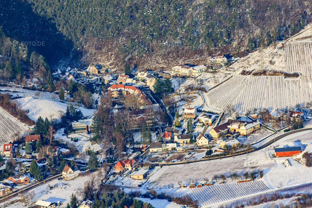 Luftbild: Schlossstraße im Winter bei Schnee in Albersweiler im Bundesland Rheinland-Pfalz in Deutschland. Foto: IMG_36377.jpg vom 03.01.2011 durch Werner Riehm/FLY-FOTO.de