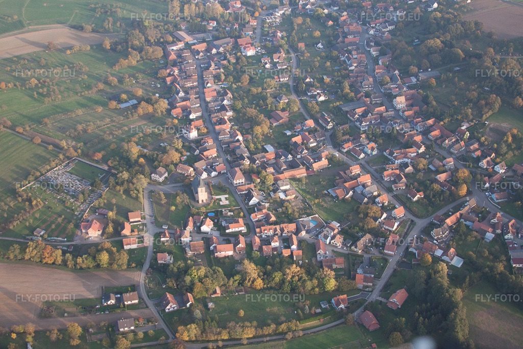 Vue aérienne: Vue de la ville à Mitschdorf dans le département Bas Rhin, France. Photo: IMG_54221.jpg prise le 21/10/2012 par Werner Riehm/FLY-FOTO.eu – Résolution de l'original: 4752 x 3168 px