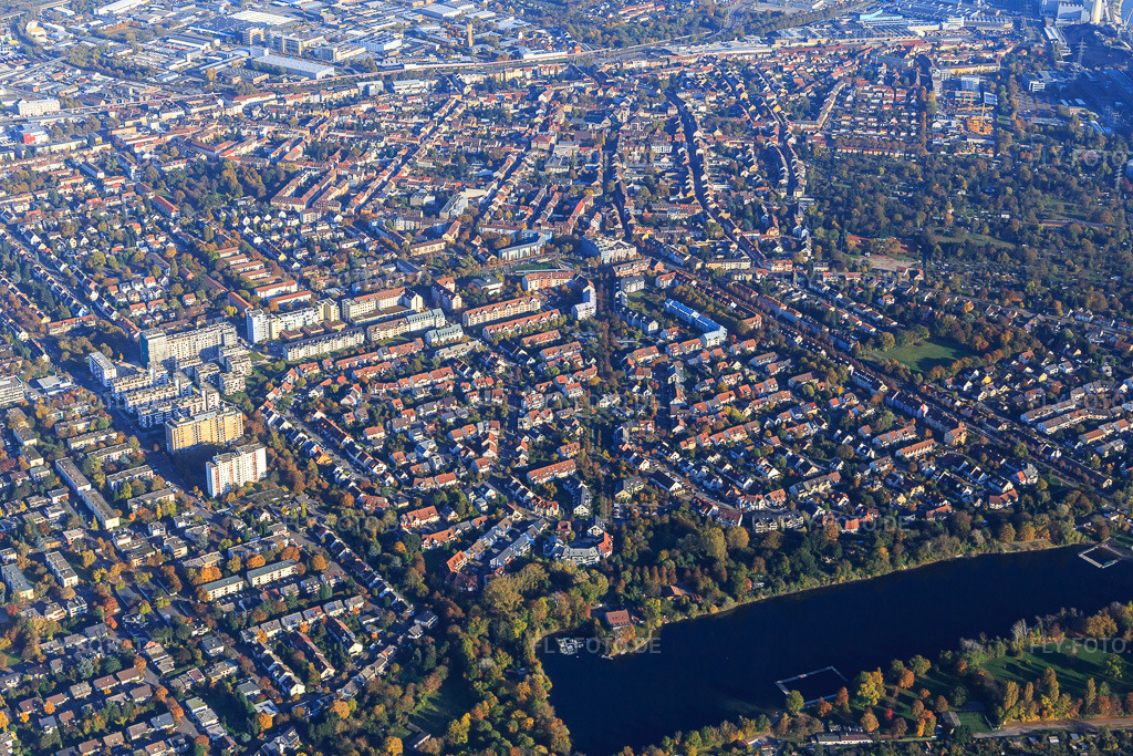 Luftbild: Stadtteilansicht am Stollenwörthweiher aus Westen im Ortsteil Niederfeld in Mannheim im Bundesland Baden-Württemberg in Deutschland. Foto: IMG_095394.jpg vom 30.10.2016 durch Werner Riehm/FLY-FOTO.de