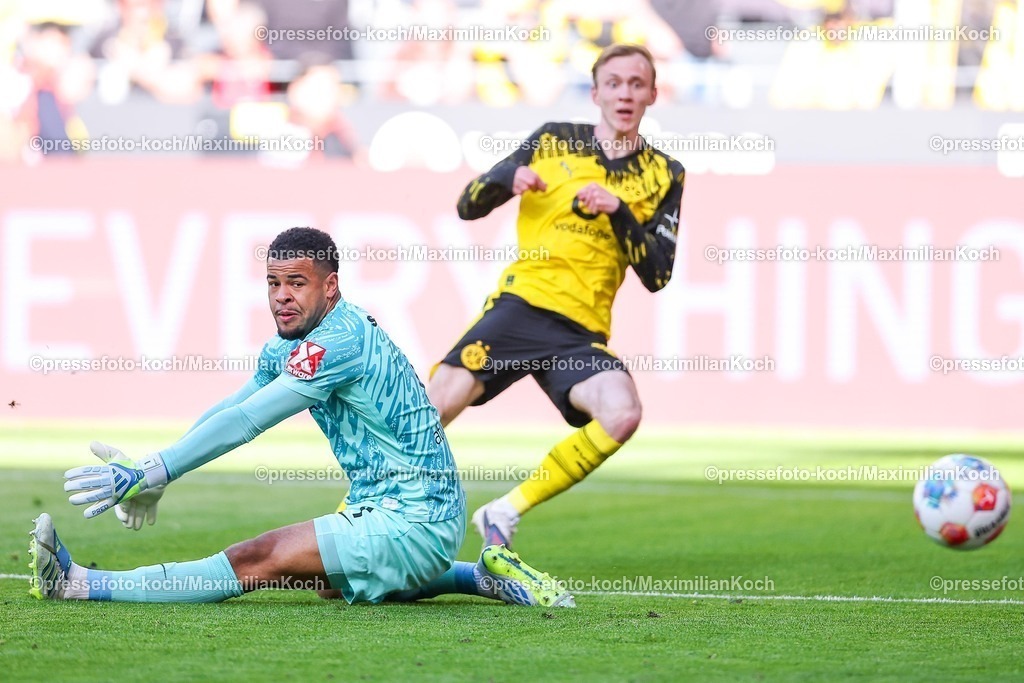 BVB26042601008 | 26.04.2026, Fußball, Borussia Dortmund - SC Freiburg, 1. Fußball Bundesliga, 31. Spieltag, Signal Iduna Park, Saison 2025 2026: Torschuss Treffer Schuss gegen Torwart Noah Atubolu&nbsp;(SC Freiburg #01) beim Tor zum 1:0 durch Torschütze Maximilian Beier&nbsp;(BVB #14)  zusammen mit   DFB regulations prohibit any use of photographs as image sequences and or quasi-video.