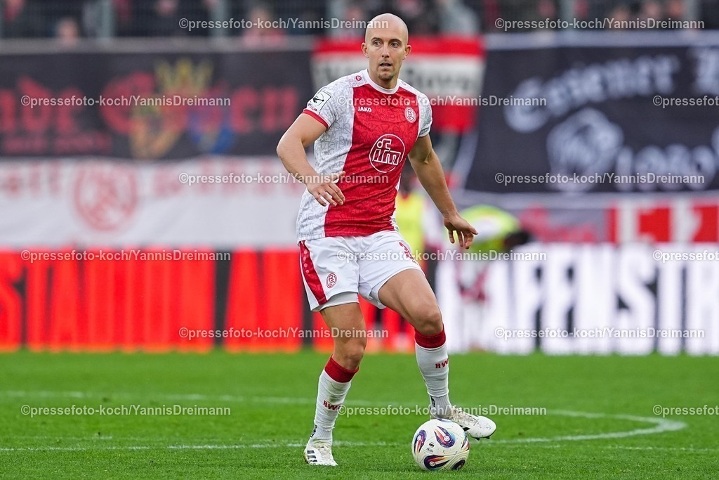 xYDRx18102501205 | 18.10.2025, xydrx, Fußball, 3.Liga, Rot-Weiss Essen - FC Viktoria Köln, Saison 2025 2026, Stadion an der Hafenstraße:  Tobias Kraulich (Rot-Weiss Essen #33)  DFB regulations prohibit any use of photographs as image sequences and or quasi-video.