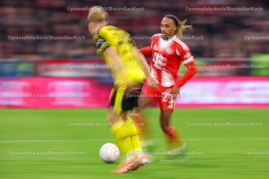 FCB18102501176 | 18.10.2025, Fußball, FC Bayern München - Borussia Dortmund, 1. Fußball Bundesliga, 7. Spieltag, Allianz Arena, Saison 2025 2026: Sacha Boey (FC Bayern Muenchen #23) im Zweikampf gegen  Daniel Svensson (BVB #24)  Anmerkung des Fotografen: Dynamischer Wischeffekt durch lange belichtung dynamik MitzieherDFB regulations prohibit any use of photographs as image sequences and or quasi-video.