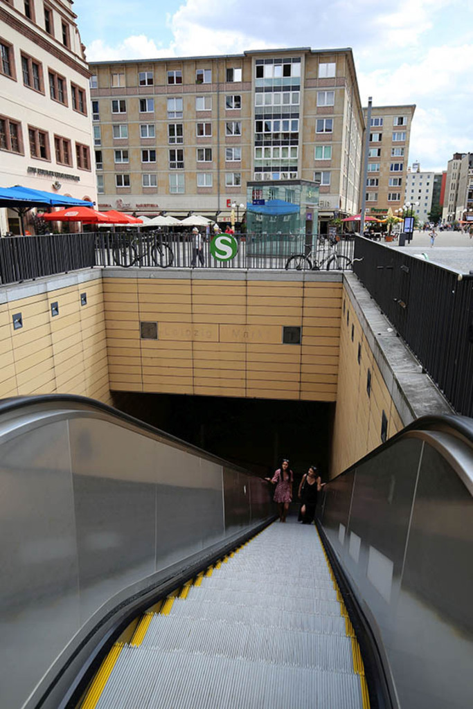 City-Tunnel Leipzig - Station Markt | Das Team hinter BILDLEXIKON LEIPZIG bündelt historische wie aktuelle Informationen über die Stadt Leipzig in Text und Bild auf einer Plattform und stellt diese der interessierten Öffentlichkeit zur Verfügung.