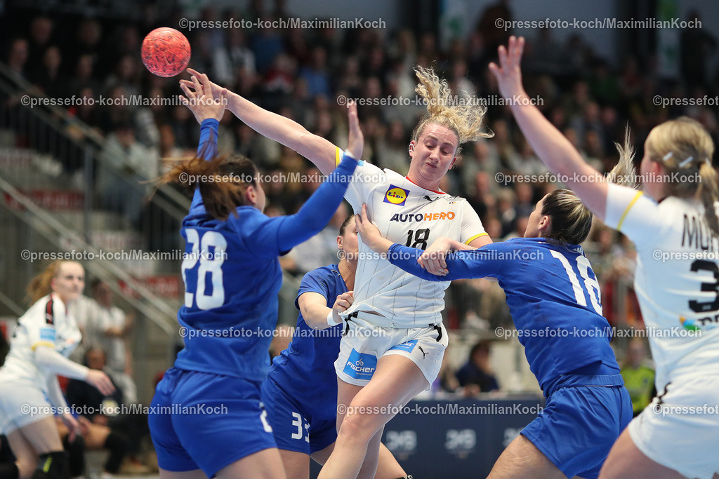 DHB09042301037 | 09.04.2023, Hamm, Handball, Westpress Arena, DHB Länderspiel Frauen - Hinspiel WM Play-offs 2023, Deutschland - Griechenland:  MIA ZSCHOCKE (GER) setzt sich gegen die Abwehr durch