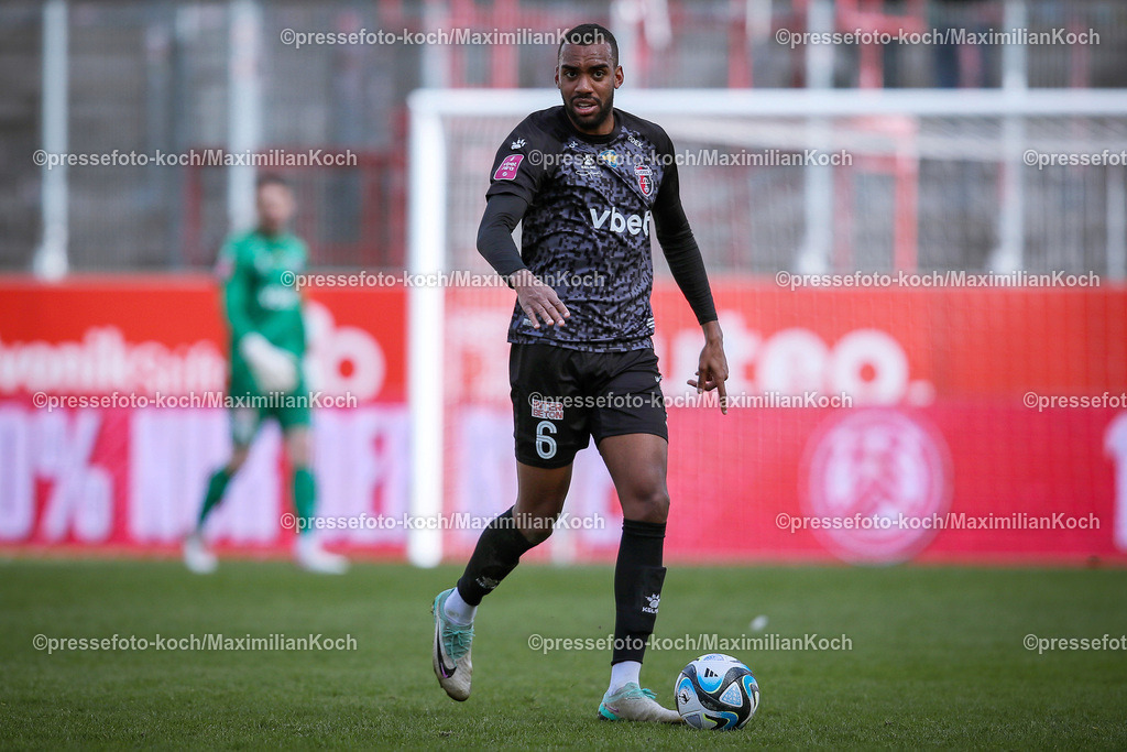 RWE23032402084 | 23.03.2024, Essen, Fußball, Stadion an der Hafenstraße, Testspiel Rot-Weiss Essen – NK Veres Rivne: Julio Cesar (NK Veres Rivne)