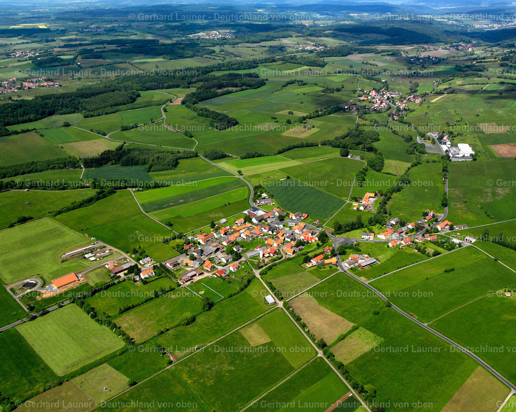 2615385 | METZLOS 09.06.2006 Landwirtschaftliche Nutzflächen und Feldgrenzen  umsäumen das Siedlungsgebiet des Dorfes in Metzlos im Bundesland Hessen, Deutschland // Agricultural land and field boundaries surround the settlement area of the village  in Metzlos in the state Hesse, Germany Foto: Gerhard Launer