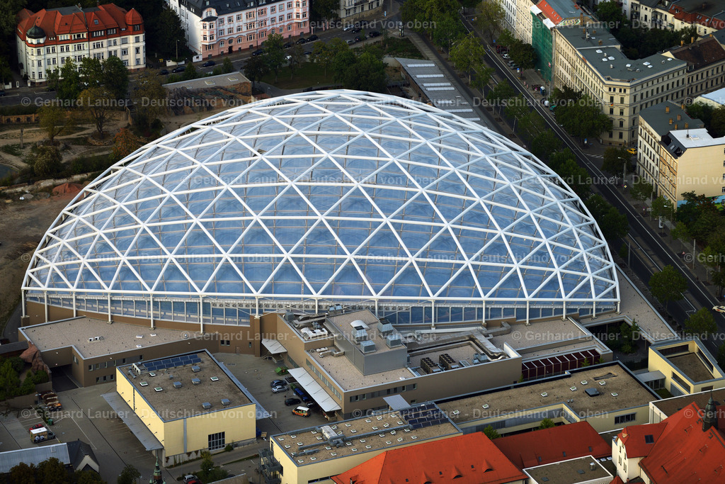 3293929 | LEIPZIG 14.09.2020 Glas- Tropenhalle Gondwanaland in Leipzig im Bundesland Sachsen. Die dreieckig angelegte Tropenhalle im Zoo an der Pfaffendorfer Straße wurde vom Büro Henchion+ Reuter Architects entworfen und in Zusammenarbeit mit der OBERMEYER Albis-Bauplan GmbH und dem Tragwerksplaner Eisenloffel Sattler + Partner von 2007 bis 2011 gebaut. // View of the Gondwanaland in Leipzig in the state of Saxony. Foto: Gerhard Launer