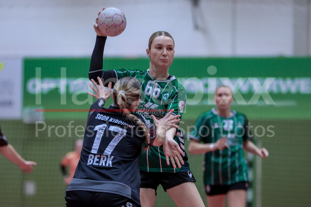 Handball, 2. Bundesliga Frauen, SV Werder Bremen - SG 09 Kirchhof | v.li.: Hannah Berk (SG 09 Kirchhof, 17) und Luise Albert (SV Werder Bremen, 66) im Zweikampf, Duell, Spielszene, Aktion, Action