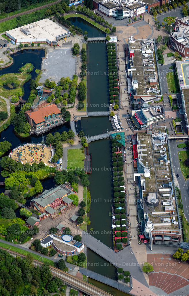 4050236 | OBERHAUSEN 25.08.2021 Gebäude des Restaurant der Bar "CentrO-Beach" an der CentrO-Promenade in Oberhausen im Ruhrgebiet im Bundesland Nordrhein-Westfalen, Deutschland. Weiterführende Informationen bei: CentrO Management GmbH. // Building of the restaurant der Bar "CentrO-Beach" on CentrO-Promenade in Oberhausen at Ruhrgebiet in the state North Rhine-Westphalia, Germany. Further information at: CentrO Management GmbH. Foto: Gerhard Launer